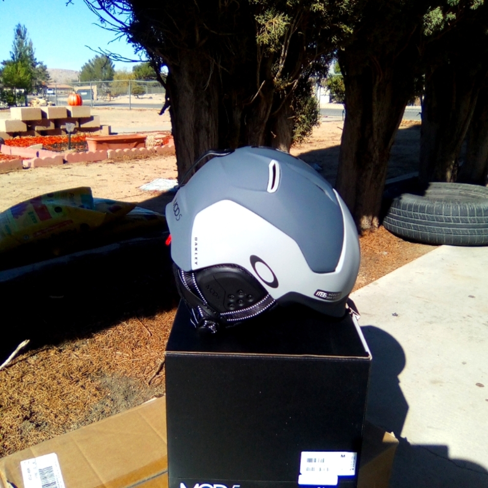 Oakley mod5 snowboarding helmet